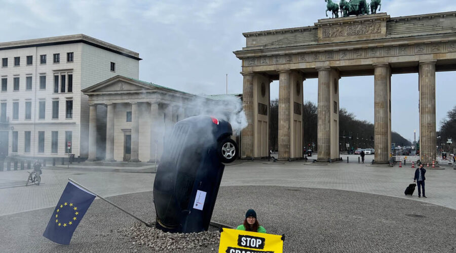 Stop Crashing the Climate – Greenpeace am Brandenburger Tor